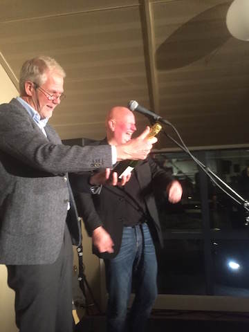 Morten Lindbak overrekker Frode Alnæs en flaske musserende etter flott konsert på julebordet